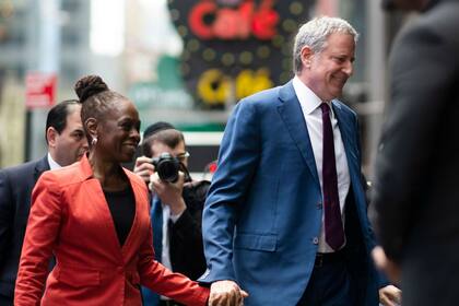Bill de Blasio junto a su esposa Chirlane McCray luego de anunciar su candidatura en la interna demócrata.