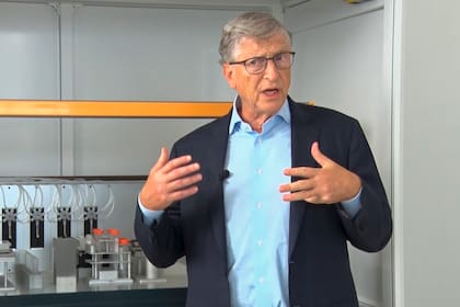 Bill Gates conversa con The Associated Press durante una visita al Instituto Pasteur en Dakar, Senegal, el domingo 8 de octubre de 2023. 