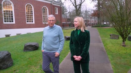Bill Gates (en la foto con Katie Razzall) pasea por su antigua escuela de Seattle, que recuerda como "maravillosa".