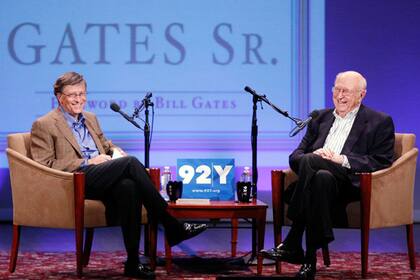 Bill Gates junto a su padre, durante la entrevista que le realizó Larry King en CNN
