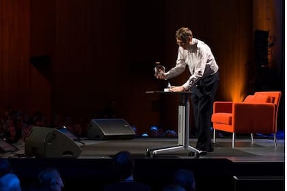 Bill Gates libera mosquitos en la última TED para crear conciencia sobre la malaria