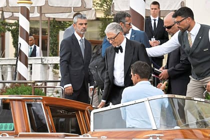 Bill Gates sale de un hotel antes de las celebraciones previstas por la boda