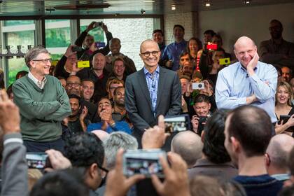 Bill Gates, Satya Nadella y Steve Ballmer durante el anuncio del nuevo CEO de Microsoft, en 2014