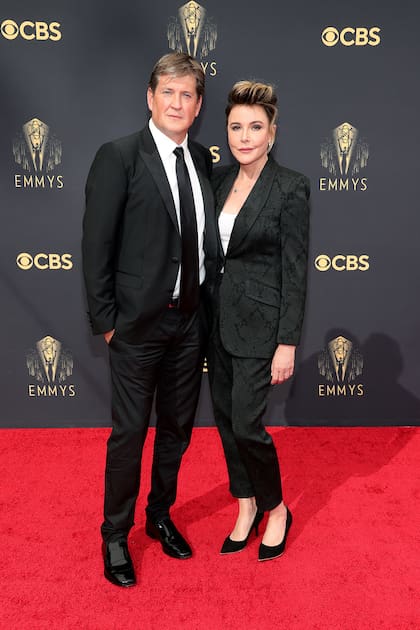Bill Lawrence y Christa Miller en la 73° entrega de premios Emmy