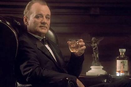 Bill Murray, en una escena de Lost in Traslation junto a un whisky de Suntory
