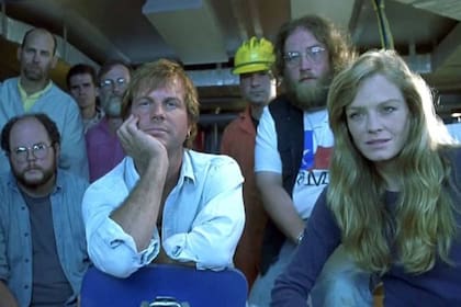 Bill Paxton (de blanco, con la mano en el mentón) fue uno de los actores de Titanic que sufrieron el envenenamiento tras comer una sopa de mariscos