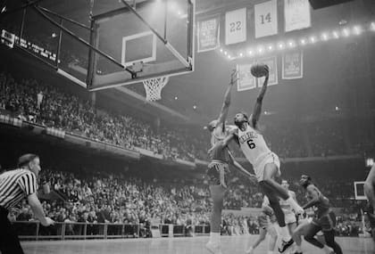 Bill Russell en acción durante un partido entre los Celtics y los Hawks, en 1963.