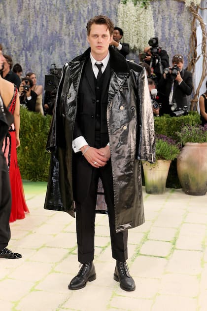 Bill Skarsgård con un outfit de Thom Browne. La chaqueta de cuero le dio un toque original a su look