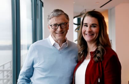 Bill y Melinda Gates posan para una foto en Kirkland, Washington, el 1 de febrero de 2019, antes de su divorcio