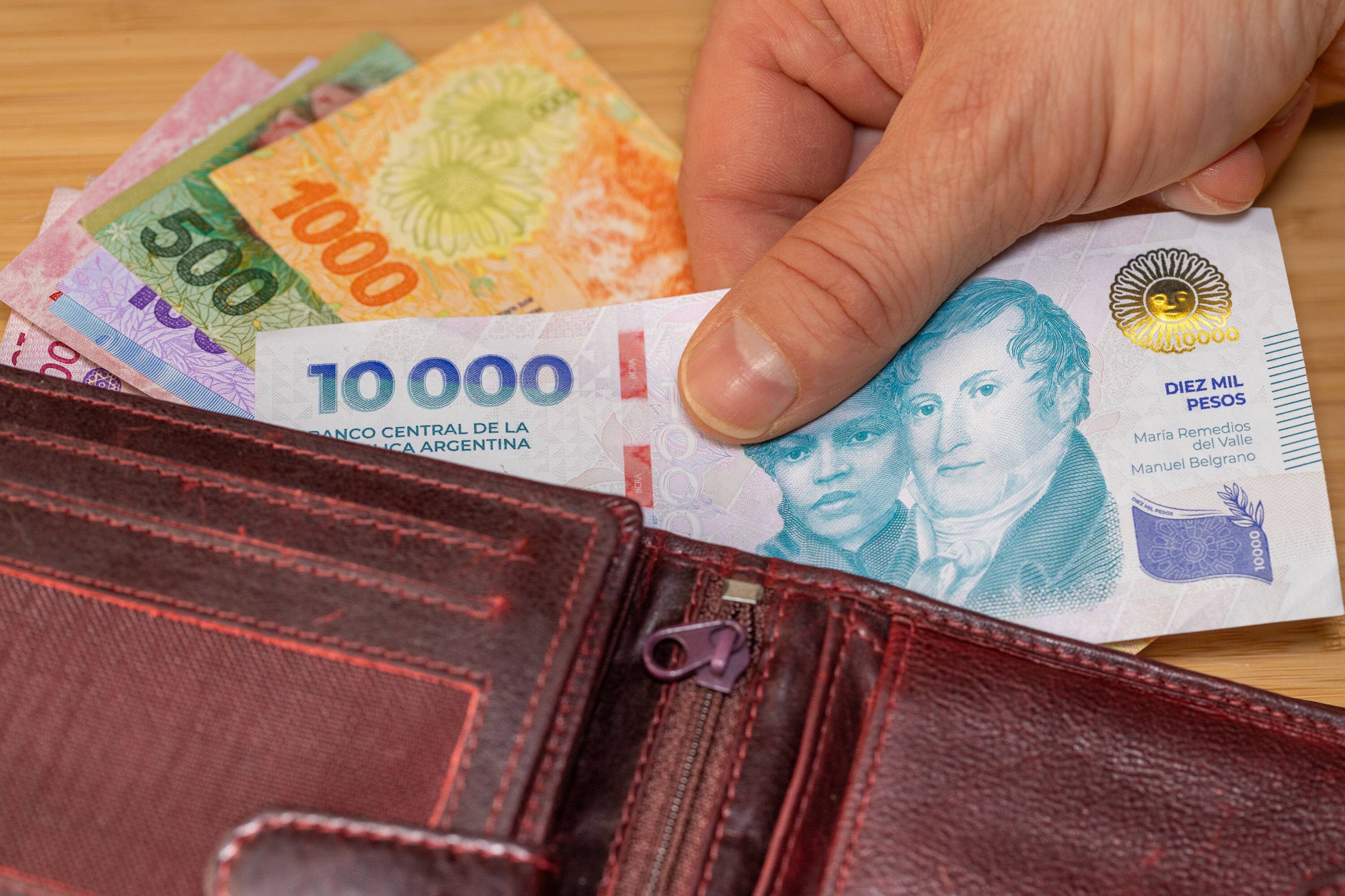 Jubilados y beneficiarios de la AUH en Argentina: fechas de cobro, montos actualizados y el bono de $102.000 — image 3