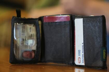 Billetera perdida de Richard Guilford (Foto AP/Ryan Sun)