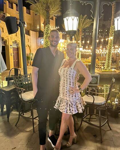 Billi Mucklow publicó esta fotografía junto a Andy Carroll durante su despedida en Dubai. "El intruso en la despedida de soltera", escribió al pie en Instagram