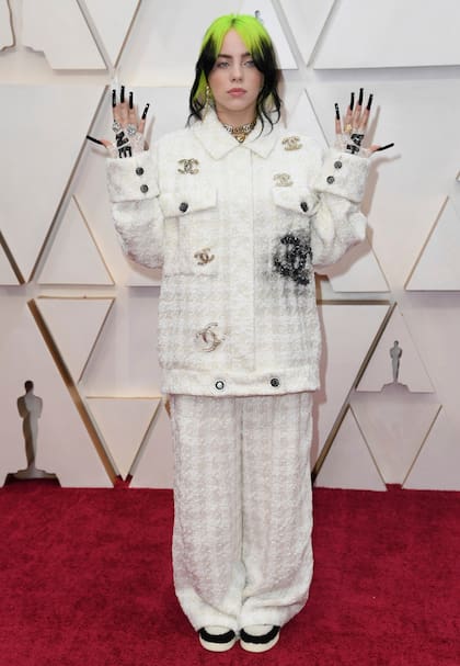 Billie Eilish no defraudó con su look al llegar al Dolby Theatre; esta noche, interpretará el tema de la próxima película de James Bond, Sin tiempo para morir