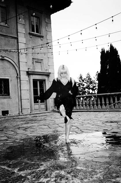 Billie Eilish fotografiada por Yana Yatsuk. Dirección de moda de Alex Badia. Cárdigan de Helmut Lang. Slip dress de Gucci (Custom).