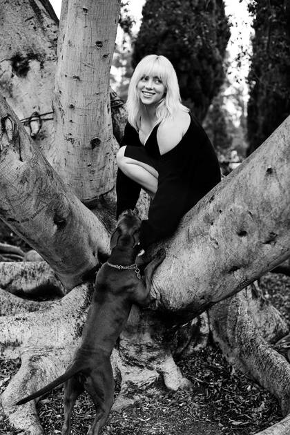 Billie Eilish fotografiada por Yana Yatsuk. Dirección de moda de Alex Badia. Cárdigan de Helmut Lang. Slip dress de Guccy (Custom).