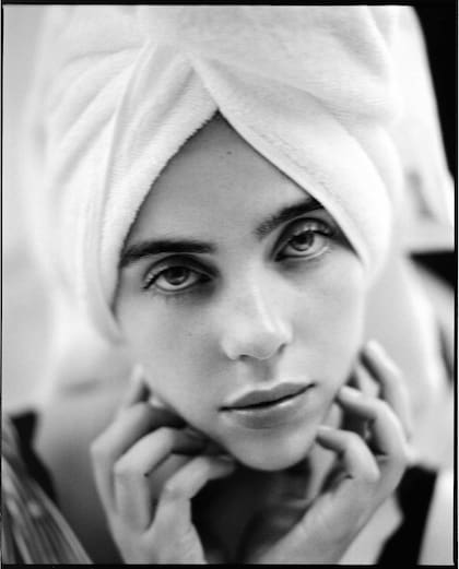 Billie Eilish fotografiada por Yana Yatsuk. Camisa de Burberry.