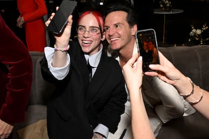 Billie Eilish y Andrew Scott posan divertidos mientras se sacan una selfie en la afertparty de Netflix