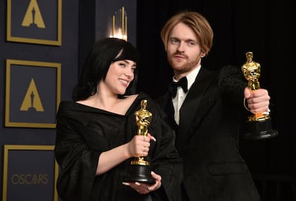 Billie Eilish y su hermano Finneas, ganadores del Oscar por la canción  "No Time To Die"