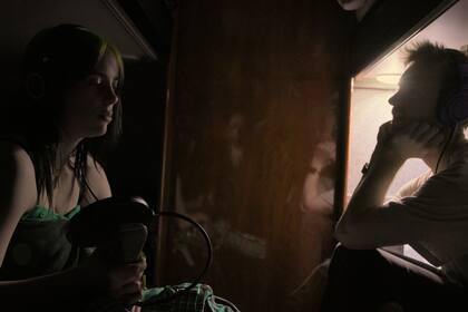 Billie grabando No Time To Die junto a su hermano Finneas