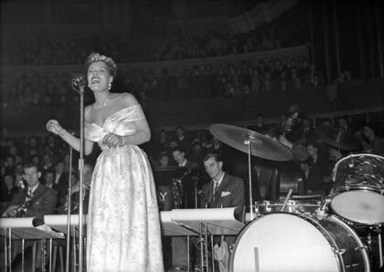 Billie Holiday en su única aparición en Londres, en el Albert Hall. La banda de Jack Parnell acompañándola, fotografiada por Harry Hammond, Inglaterra, 1954. Fotografía: Harry Hammond