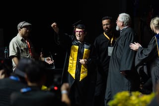 Billie Jean King recibe su licenciatura en Cal State Los Ángeles a los 82 años