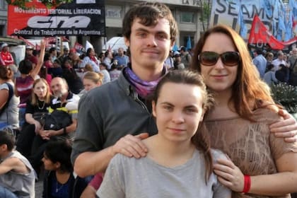 Billie, Jemma y Alex en Argentina, donde fueron a visitar a la mujer que los cuidó de niños, en 2017