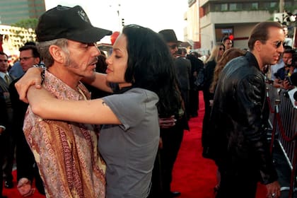 Billy Bob Thornton conoció a Jolie y terminó su compromiso con Laura Dern. En 2000 se casó con Angelina