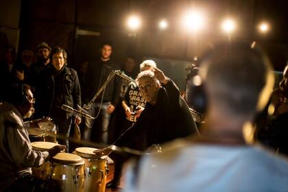 Billy Bond da indicaciones y Rubén Rada escucha atento