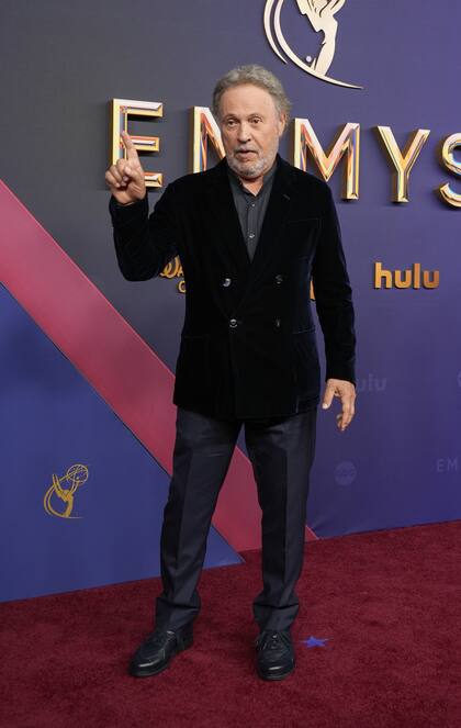 Billy Crystal acudió a la gala para presentar un premio y eligió los tonos oscuros para su look: combinó un saco de terciopelo negro con un pantalón a tono y una camisa gris