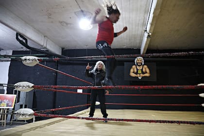 Billy Jim, en su rol de profesor: da indicaciones en pleno "vuelo" de un "titán" del ring