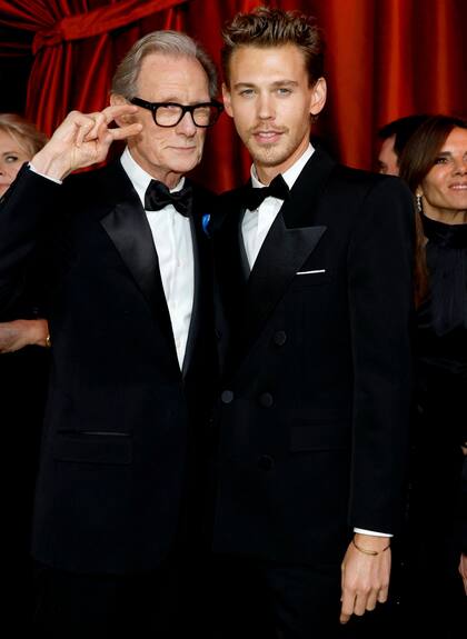 Billy Nighy le puso onda -y humor- a la foto con su competidor al Oscar a mejor actor, el joven Austin Butler