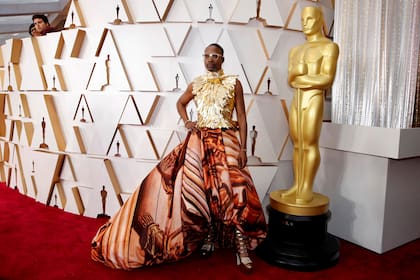 Billy Porter posa en la alfombra roja durante la llegada de los Oscar con un diseño en dos piezas de Giles Deacon Couture