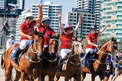 Billy
Slater, Nacho
Figueras, Delfina
Blaquier y Zara
Tindall, con las
manos en alto luego
de participar en la
tradicional carrera
que se realiza en las
arenas de Surfers
Paradise.