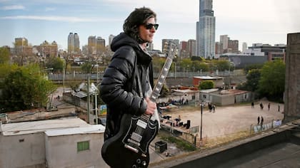 Billy, uno de los músicos que ensaya en las salas del Polo Cultural Saldías, lindero a Barrio Parque y a la Villa 31