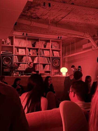 Bimbi Nilo Bar está escondido detrás de una puerta discreta se esconde un espacio subterráneo donde el vinilo, la luz tenue y los tragos clásicos crean una experiencia única