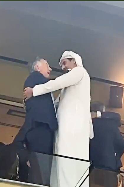  Bin Hamad buscó al expresidente argentino Mauricio Macri para felicitarlo y estrecharlo en un abrazo.