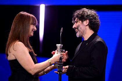 Bina Daigeler, una de las integrantes del jurado oficial de la Berlinale, entrega el Oso de Plata al director argentino Iván Fund este sábado