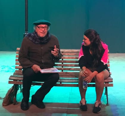 Biolcati en su pasión por la actuación en un teatro