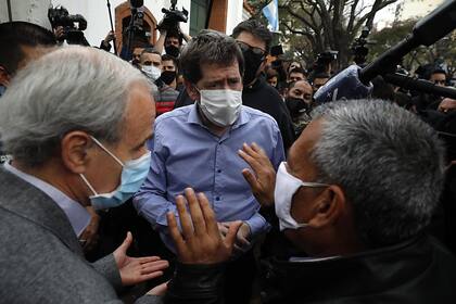 Biondi y Vitobello hablan con los agentes de policía que protestan en las puertas de Olivos, a pedido del presidente Alberto Fernández