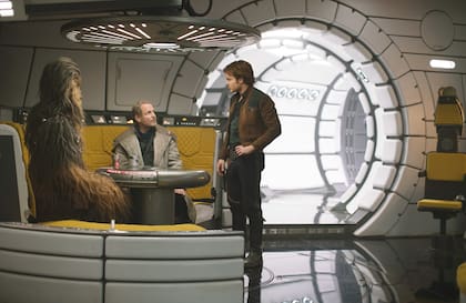 BIOPIC. "Pasamos mucho tiempo tratando de entender el comportamiento de este personaje", agrega el nuevo Han Solo. Arriba, el protagonista, Chewbacca (el basquetbolista finlandés Joonas Suotamo) y Tobias Beckett (Woody Harrelson)