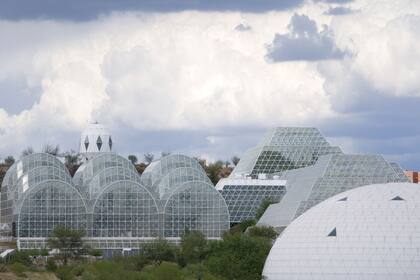 Biosphere II luce como una suerte de castillo futurista con techos de vidrio y domos que brillan bajo el sol en el desierto de Arizona