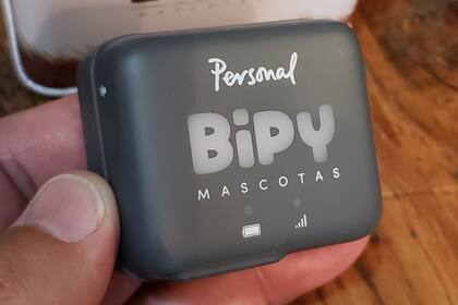 Bipy se engancha en forma magnética al collar de la mascota, para facilitar la recarga de la batería