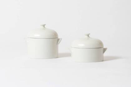 Birger Kaipiainen (1915 - 1988), 1969; manufactura finlandesa, Arabia Set de dos recipientes con tapa y asas en porcelana