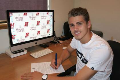 Birighitti, al firmar con St. Thomas Aquinas College de Nueva York, el último equipo en el que jugó.