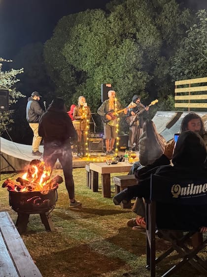 Birra y Skate tiene un gran jardín donde instalaron una rampa de skate y una tienda de tablas