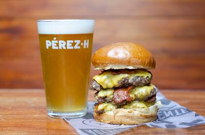 Birra y una de las mejores hamburguesas del condado, ¿qué más pedir?