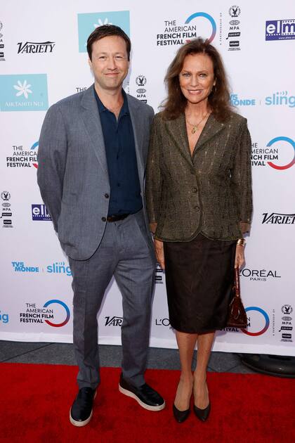 Bisset y el director Russell Brown, en la alfombra roja