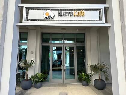 Bistro Café está ubicado en Laguna Street, en Miami