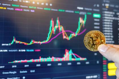 Bitcoin, la criptomoneda más grande del mundo, alcanzó nuevos récords por encima de los US$107,000 después de que Trump reiterara su plan, revelado por primera vez en un discurso en julio, para una reserva estratégica de bitcoins