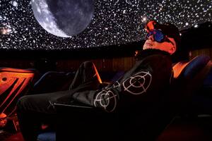 Bizarrap en la producción de fotos con Rolling Stone, en el Planetario de Buenos Aires, el 29 de junio pasado